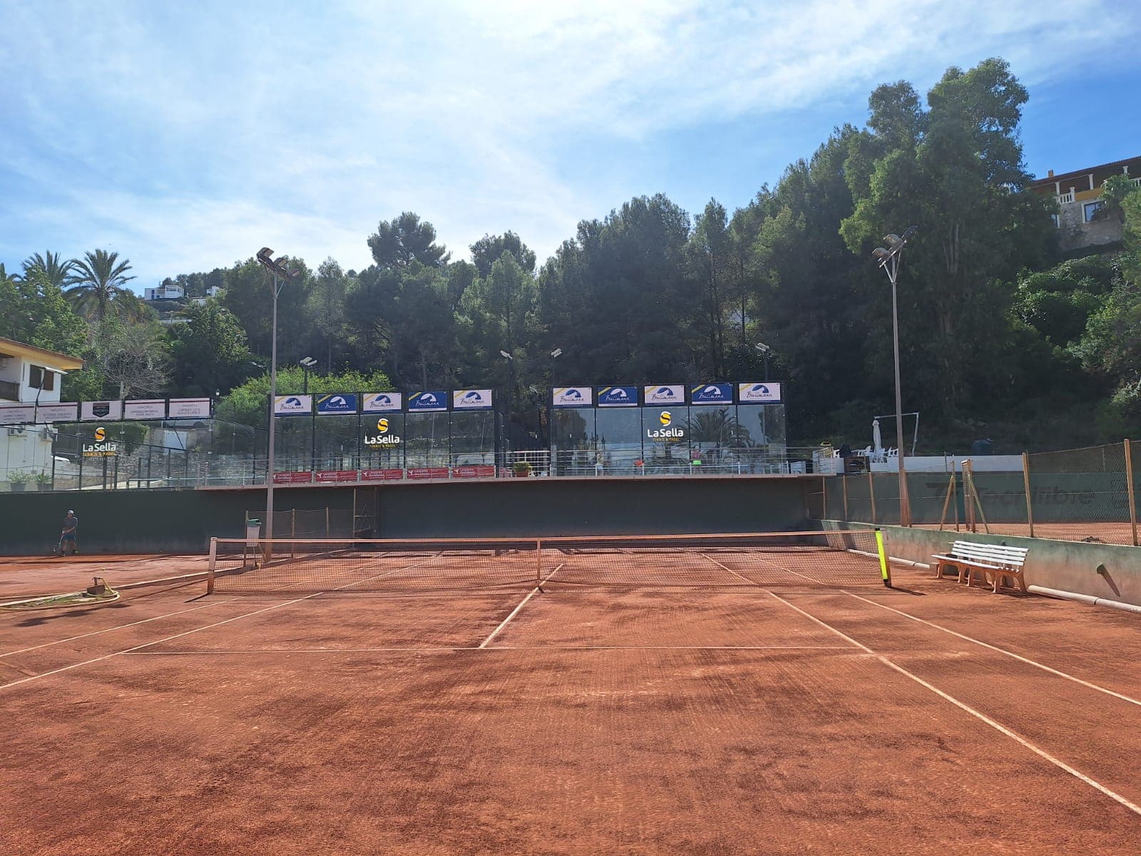 Pista central con gradas La Sella Tennis